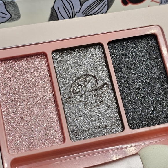 Paul & Joe Eye Color Trio 002 LE - Picture 3 of 5